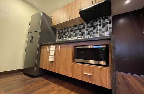 La Aguacatala Apartment | Premium Studio near Oviedo Mall, El Poblado – Balcony, AC & Fast WiFi