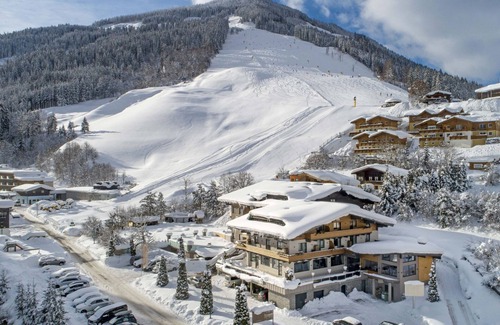 Vorderglemm Apartment | Premium Suite mit 2 SZ & Mini-Spa by Interhome