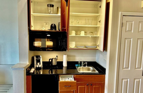 Florida Center Resort | Premium Universal Studios King Bed Resort Studio Free Parking Kitchenette Pool