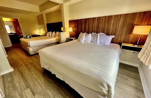 Florida Center Resort | Premium Universal Studios King Bed Resort Studio Free Parking Kitchenette Pool