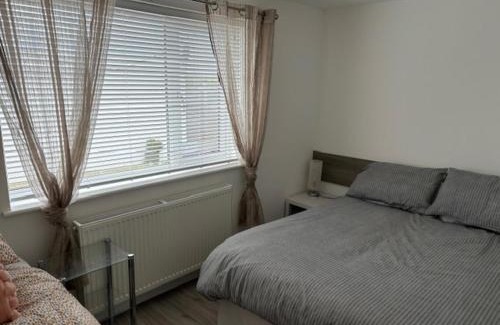 Prestatyn House | Prestatyn 2-Bed Bungalow Sleeps 5 with Hot Tub