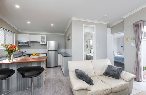 Kallaroo House | Prestigious Northshore Guest House - Comfortable Living Close To Mullaloo Beach