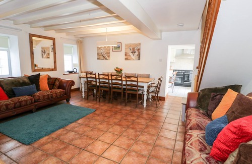 Llangelynin Cottage | PRESWYLFA, pet friendly, with hot tub in Tyn-Y-Groes