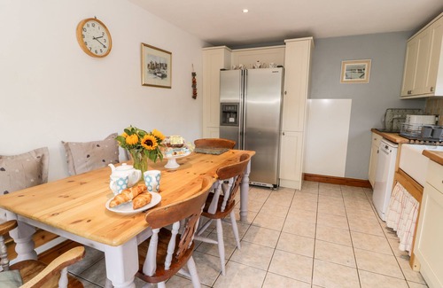Llangelynin Cottage | PRESWYLFA, pet friendly, with hot tub in Tyn-Y-Groes
