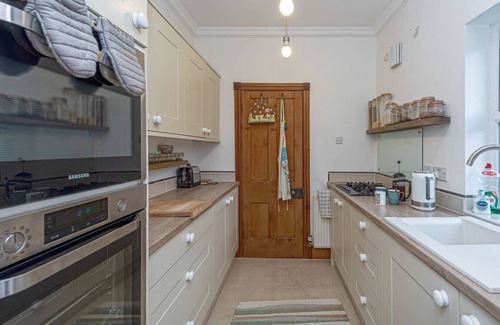 Ruthin House | Preswylfa Ruthin · Beautiful Redbrick Home in Ruthin Centre & Parking