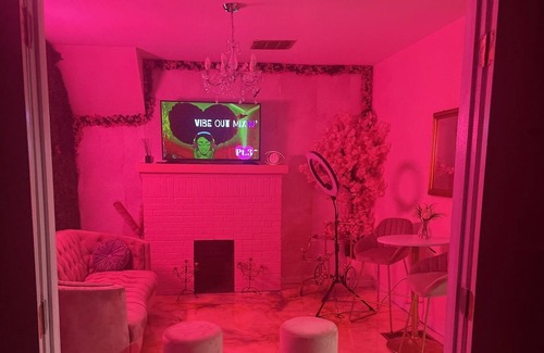 Westview House | Pretti in Pink 5 minutes from downtown Atlanta