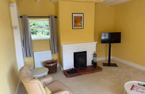 Skirmett House | Pretty 2 Bedroom Cottage in Skirmett with Parking