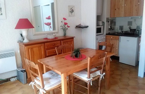 Saint-Mandrier-sur-Mer Apartment | PRETTY CALM APARTMENT with PRIVATE GARDEN Beaches, shopping, pinewood on foot