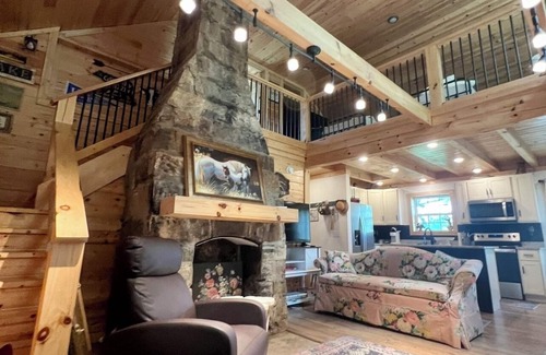 Frogue House | Pretty Cabin next to entrance of Dale Hollow State Park, 1 mile to Marina