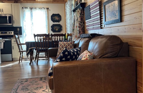 Frogue House | Pretty Cabin next to entrance of Dale Hollow State Park, 1 mile to Marina