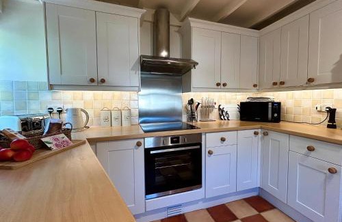 Quenington House | Pretty Cotswold Cottage with garden near Bibury