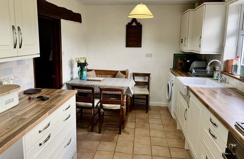 Hay on Wye Cottage | Pretty cottage, perfect readers' retreat in centre of Hay, parking & fast wifi