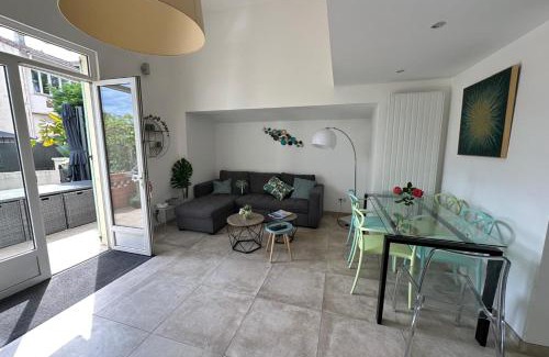 Mandelieu-la-Napoule Beach House | Pretty harbour house with garden