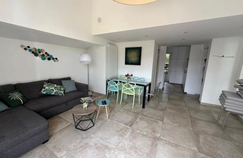 Mandelieu-la-Napoule Beach House | Pretty harbour house with garden