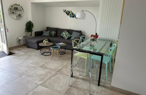 Mandelieu-la-Napoule Beach House | Pretty harbour house with garden