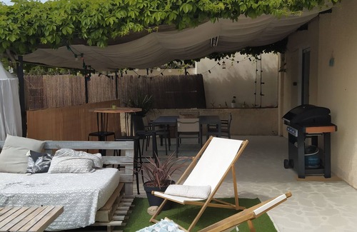 Meze House | Pretty house near center, port and pond.