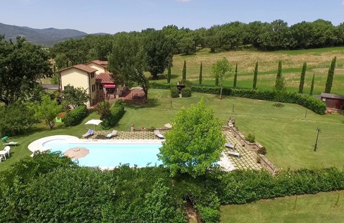 Santa Reparata Villa | Pretty independent House near Anghiari,7 bedr/baths, patio, pool, garden, AC