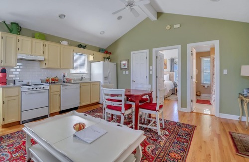 Historic Downtown Savannah Condo | Pretty Jones Street Carriage House Free Parking
