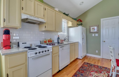 Historic Downtown Savannah Condo | Pretty Jones Street Carriage House Free Parking