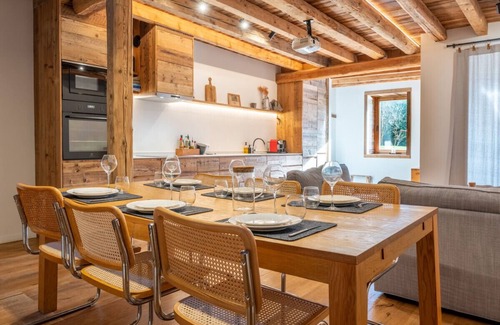 Les Bossons Ski Chalet | Pretty loft with view of Mont Blanc & glacier