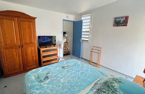Pointe de la verdure Apartment | Pretty studio between sea and town, quiet and close, garden, 3 min from beach