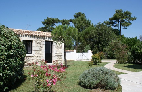 Le Grand-Village-Plage Villa | Pretty Villa with swimming pool, on the edge of the forest, close to the beach