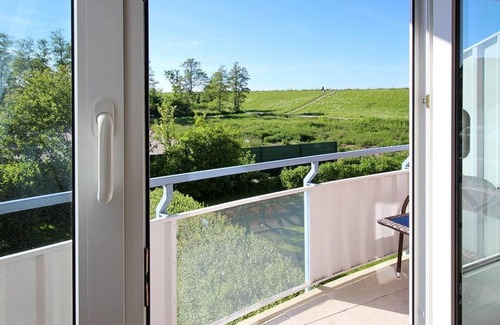 Schillig Apartment | Pretty vacation apartment by the sea with balcony and view of the green North Sea dike - Hus