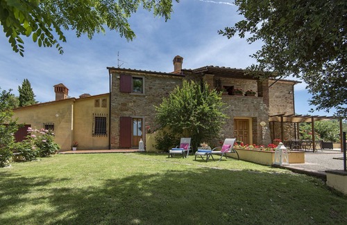 Civitella in Val di Chiana Villa | Private Villa with WIFI, private pool, A/C, pets allowed, panoramic view, parking, close to Arezzo