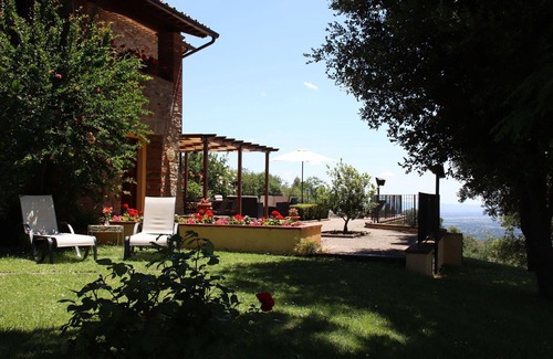 Civitella in Val di Chiana Villa | Private Villa with WIFI, private pool, A/C, pets allowed, panoramic view, parking, close to Arezzo