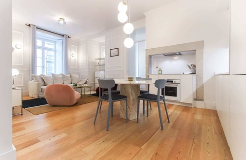 Martires Condo | Prime 2024 Chiado historic condo, private terrace