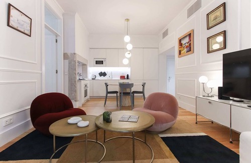 Martires Condo | Prime 2024 Chiado historic condo, private terrace