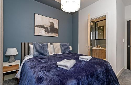 Central Milton Keynes Apartment | PRIME City Centre Location, THE JUKE BOX SUITE, Secure Gated FREE Parking Space, Unique STYLISH Apartment, Two Bathrooms