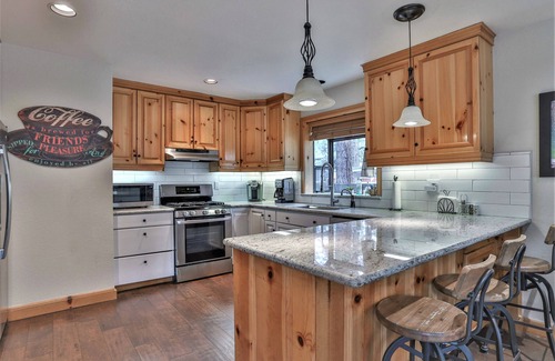 Al Tahoe House | Prime Lake Tahoe Location, Lake-views! 1/2 blk to Lake, Ski, Casinos, Remodeled!