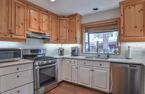 Al Tahoe House | Prime Lake Tahoe Location, Lake-views! 1/2 blk to Lake, Ski, Casinos, Remodeled!