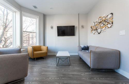Lakeview Apartment | Prime Location! - 1 Min Walk to Wrigley Field - 2BR Apts Perfect for CUBS PLAYOFF Fans!
