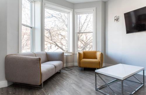 Lakeview Apartment | Prime Location! - 1 Min Walk to Wrigley Field - 2BR Apts Perfect for CUBS PLAYOFF Fans!