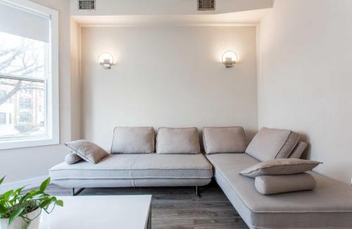 Lakeview Apartment | Prime Location! - 1 Min Walk to Wrigley Field - 2BR Apts Perfect for CUBS PLAYOFF Fans!