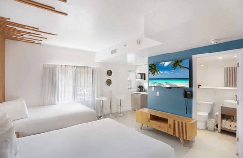 City Center Hotel | Prime Location! 2 Comfortable Units, Garden, Short Drive to Lincoln Road