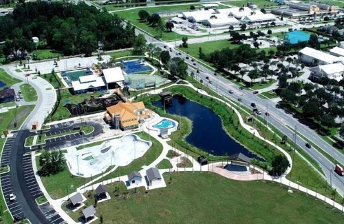 June Park House | Prime Location! 2 Relaxing Units, Free Breakfast & Parking, Onsite Pool