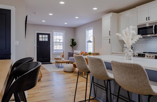 Columbia House | Prime location! 4 BDRM Duplex + Sleeps 10 + Fire pit + 3 mins to Downtown Cola