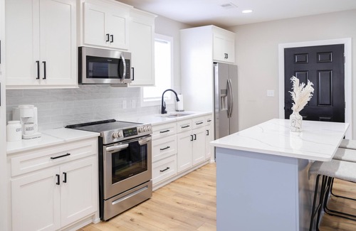 Columbia House | Prime location! 4 BDRM Duplex + Sleeps 10 + Fire pit + 3 mins to Downtown Cola