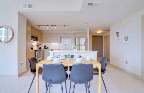 Crystal City Apartment | Prime Location Apartment W Great Views