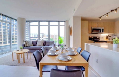 Crystal City Apartment | Prime Location Apartment W Great Views