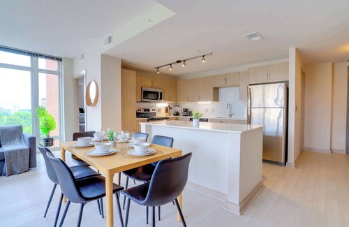 Crystal City Apartment | Prime Location Apartment W Great Views