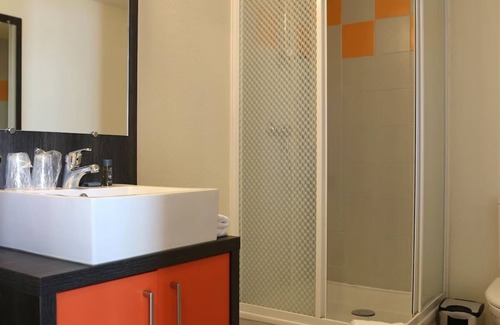 Chevilly-Larue Hotel | Prime Location Studio: Tramway Access for Downtown Visits