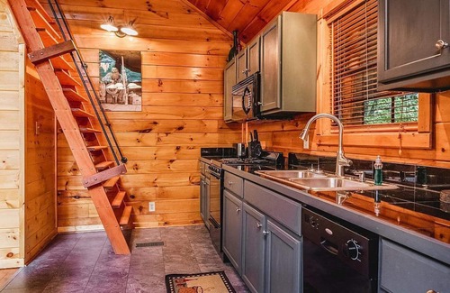 Gatlinburg - Pigeon Forge Cabin | ★ Prime Location ★ Fun Family Getaway ★