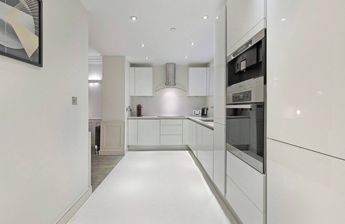 Bishopsgate House | Prime Location English 5 bedroom house