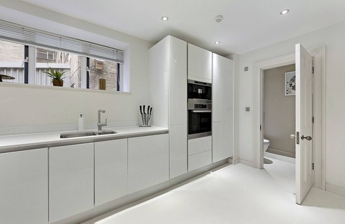 Bishopsgate House | Prime Location English 5 bedroom house