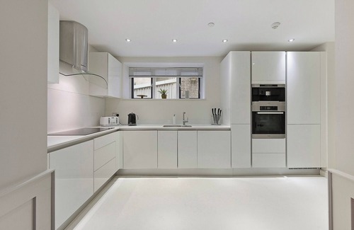 Bishopsgate House | Prime Location English 5 bedroom house