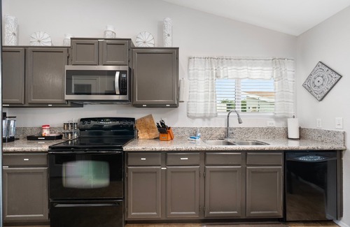 La Buena Vida House | Prime Location HotTub/Pool/Outdoor Kitchen Spring training Clean and Safe.